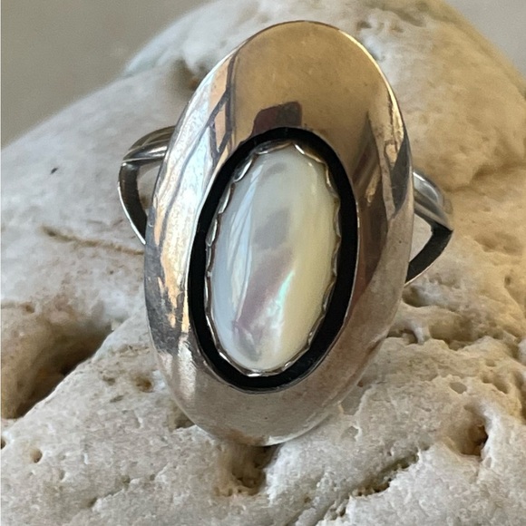 Vintage Navajo Native American Mother Of Pearl Teddy Goodluck Ring - Picture 2 of 7